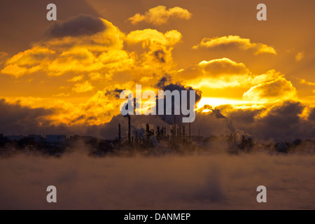 Le soleil se lève sur l'Imperoyal Raffinerie de Dartmouth, Nouvelle-Écosse, Canada. Banque D'Images