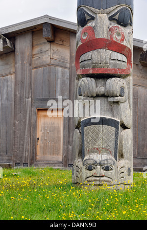 Mâts de façade Haida Gwaii Queen Charlotte Islands- Old Masset British Columbia Canada Banque D'Images