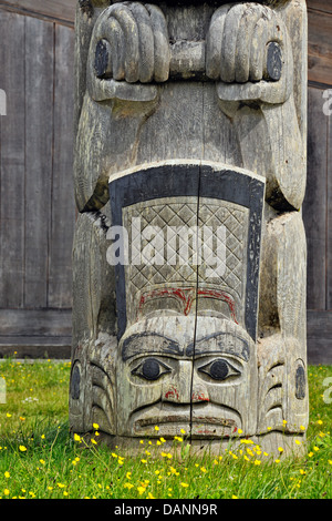 Mâts de façade Haida Gwaii Queen Charlotte Islands- Old Masset British Columbia Canada Banque D'Images