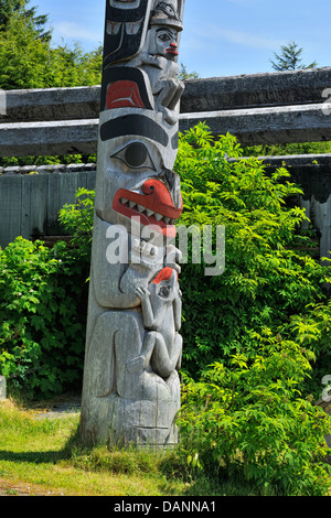 Avec mât de sentinelle au-dessus d'une grenouille ours ci-dessous Haida Gwaii Queen Charlotte Islands- Old Masset British Columbia Canada Banque D'Images