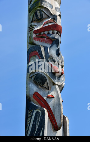 Mâts de façade Haida Gwaii Queen Charlotte Islands- Old Masset British Columbia Canada Banque D'Images