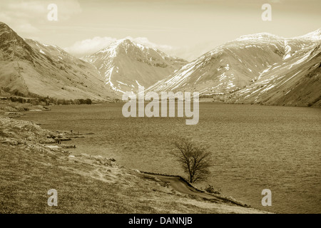 Grand Gable, Lingmell et Scafell Pike n'as de l'eau dans le Lake District, Cumbria. Banque D'Images