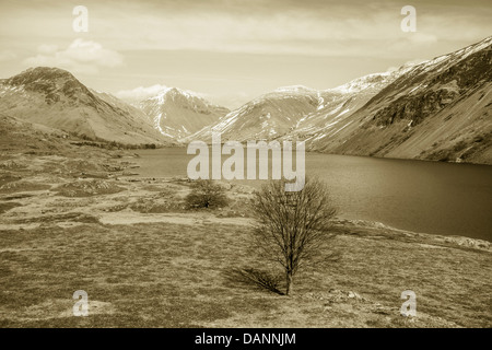 Grand Gable, Lingmell et Scafell Pike n'as de l'eau dans le Lake District, Cumbria. Banque D'Images