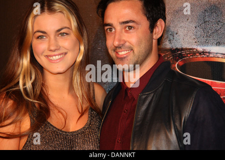 Meilleure actrice Charlotte et ami, ancien gagnant MasterChef Andy Allen à l'homme d'acier (3D) Australian Premiere. Banque D'Images