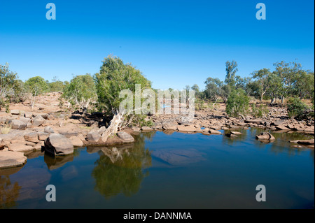 Mary intérieure, formée par des roches dans le lit de la Mary River, 182 km de Fitzroy Crossing dans le Kimberley - Accueil de crocodiles Banque D'Images