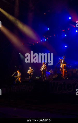 Mumford and sons effectuant au festival de Glastonbury 2013. Banque D'Images