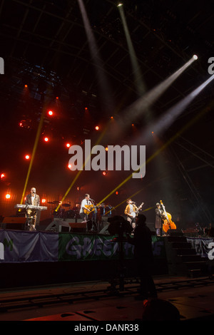 Mumford and sons effectuant au festival de Glastonbury 2013. Banque D'Images