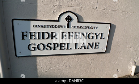 Une plaque de rue bilingue anglais gallois dans la ville de St David's, Pembrokeshire Wales UK Banque D'Images