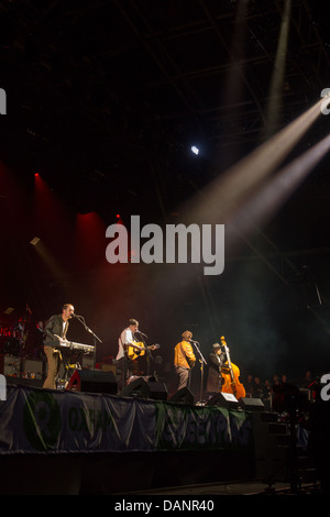 Mumford and sons effectuant au festival de Glastonbury 2013. Banque D'Images