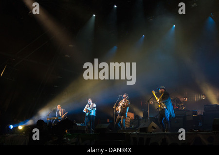 Mumford and sons effectuant au festival de Glastonbury 2013. Banque D'Images