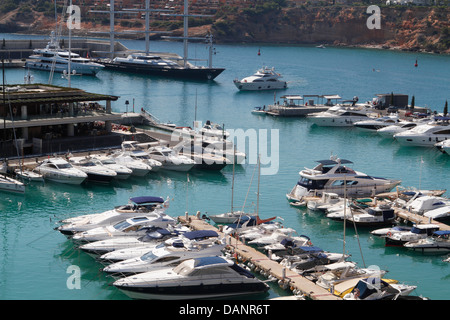 Yachts et bateaux sont amarrés au port Adriano à l'île espagnole de Majorque. Banque D'Images