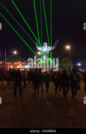 Statue d'un homme géant à genoux dans l'arène Silver Hayes, Festival de Glastonbury 2013 Banque D'Images