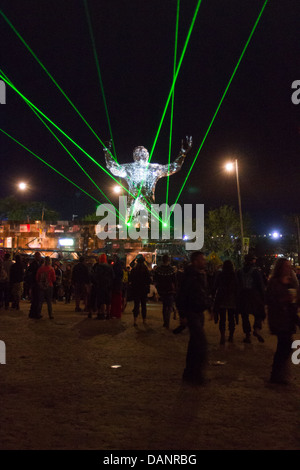 Statue d'un homme géant à genoux dans l'arène Silver Hayes, Festival de Glastonbury 2013 Banque D'Images