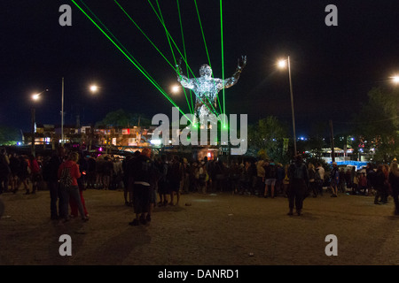 Statue d'un homme géant à genoux dans l'arène Silver Hayes, Festival de Glastonbury 2013 Banque D'Images