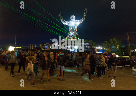 Statue d'un homme géant à genoux dans l'arène Silver Hayes, Festival de Glastonbury 2013 Banque D'Images