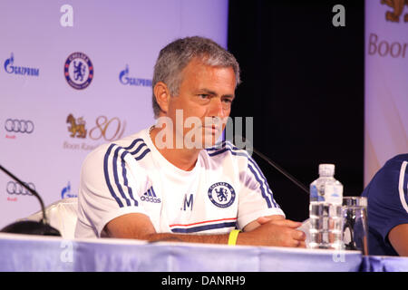 Bangkok, Thaïlande. 16 juillet, 2013. Gestionnaire de Chelsea Jose Mourinho lors d'une conférence de presse à Bangkok. Il a averti qu'il est de retour à Chelsea comme un bien meilleur manager comme il l'offres de reconquérir le trophée de Premier League et de la Ligue des Champions de l'insaisissable un titre avec le club de Londres. L'équipe de football de première division anglaise de Chelsea, qui ont un match amical avec le Thai All-Star XI le 17 juillet à la stade Rajamangala, est arrivée à Bangkok arrivée à Bangkok en 12 juillet, ont pris part à une séance de formation et conférence de presse. Un Sahakorn Crédit : Piti/Alamy Live News Banque D'Images