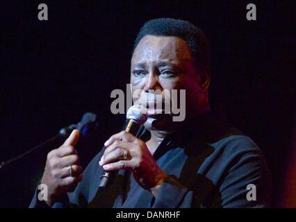 Der US-amerikanische Musiker George Benson steht am 16.07.2013 im Admiralspalast à Berlin auf der Bühne. Foto : Britta Pedersen/dpa Banque D'Images