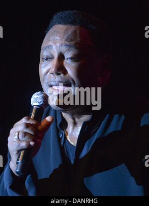 Der US-amerikanische Musiker George Benson steht am 16.07.2013 im Admiralspalast à Berlin auf der Bühne. Foto : Britta Pedersen/dpa Banque D'Images