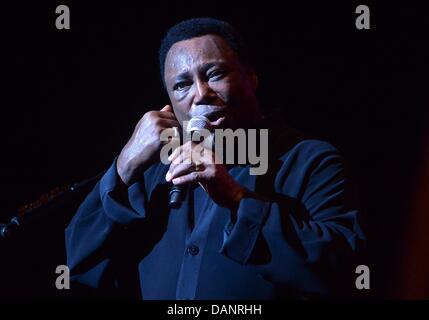 Der US-amerikanische Musiker George Benson steht am 16.07.2013 im Admiralspalast à Berlin auf der Bühne. Foto : Britta Pedersen/dpa Banque D'Images