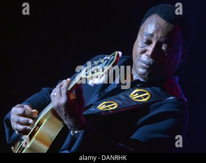 Der US-amerikanische Musiker George Benson steht am 16.07.2013 im Admiralspalast à Berlin auf der Bühne. Foto : Britta Pedersen/dpa Banque D'Images