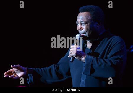 Der US-amerikanische Musiker George Benson steht am 16.07.2013 im Admiralspalast à Berlin auf der Bühne. Foto : Britta Pedersen/dpa Banque D'Images