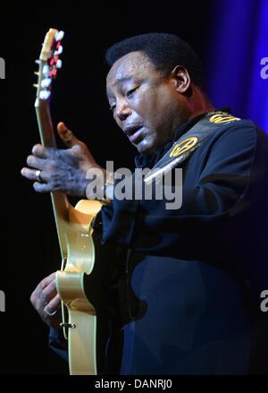 Der US-amerikanische Musiker George Benson steht am 16.07.2013 im Admiralspalast à Berlin auf der Bühne. Foto : Britta Pedersen/dpa Banque D'Images