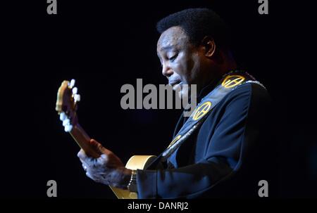 Der US-amerikanische Musiker George Benson steht am 16.07.2013 im Admiralspalast à Berlin auf der Bühne. Foto : Britta Pedersen/dpa Banque D'Images
