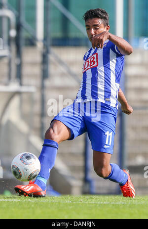 Sami Allagui Berlin lance la balle pendant le test match entre Hertha BSC Berlin et Wisla Cracovie à Berlin, Allemagne, le 16 juillet 2013. Photo : Hannibal Banque D'Images