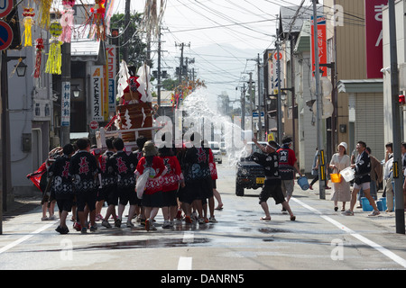 Les Japonais participant au Festival de l'eau à Shimizu Misato La préfecture d'Akita au Japon durant l'été Banque D'Images