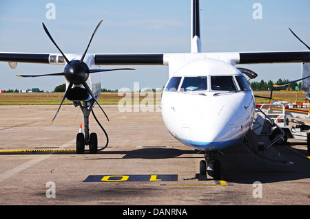 Vue frontale d'un Bombardier Dash 8-Q402 stationné sur le tarmac, l'aéroport de East Midlands, Leicestershire, Angleterre, Europe de l'ouest. Banque D'Images