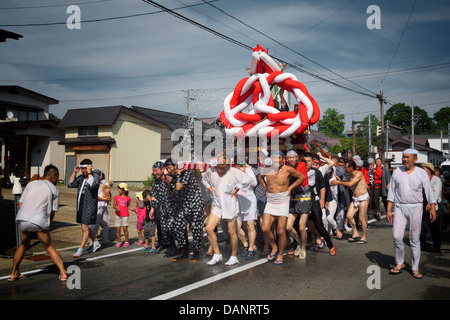 Les hommes japonais transportant un flotteur à Shimizu Fête de l'eau à Misato La préfecture d'Akita au Japon durant l'été Banque D'Images