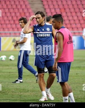 Bangkok, Thaïlande. 16 juillet, 2013. FC Chelsea Frank Lampard pendant une session de formation au stade Rajamangala. L'équipe de football de première division anglaise de Chelsea, qui ont un match amical avec le Thai All-Star XI le 17 juillet à la stade Rajamangala, est arrivée à Bangkok arrivée à Bangkok en 12 juillet, ont pris part à une séance de formation et conférence de presse. Un Sahakorn Crédit : Piti/Alamy Live News Banque D'Images