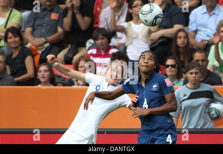 Ellen White de l'Angleterre (L) et de la France, Laura Georges rivalisent pour la balle durant le quart de finale match de foot de la Coupe du Monde féminine de la fifa entre la France et l'Angleterre à la Coupe du Monde de Football Stadium à Leverkusen, Allemagne 09 juillet 2011. Photo : Friso Gentsch dpa  + + +(c) afp - Bildfunk + + + Banque D'Images