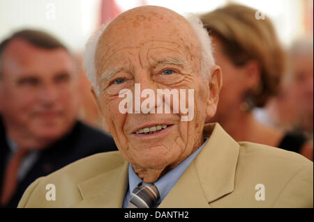 Fformer Président allemand Walter Scheel est assis à une réception à l'occasion du 92e anniversaire du Scheel à Bad Krozingen, Allemagne, 09 juillet 2011. Autour de 500 personnes ont célébré avec l'ancien président. Photo : PATRICK SEEGER Banque D'Images