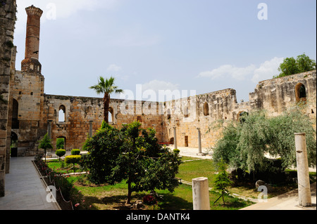 Cour de mosquée Isabey (14e siècle) à Selçuk, Côte égéenne, Turquie Banque D'Images