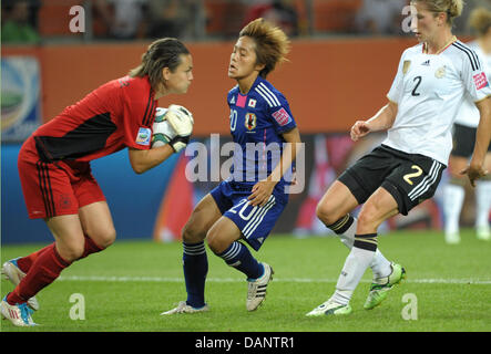 Gardien de l'Allemagne Nadine Angerer (L-R) attrape la balle en face de mana du Japon Iwabuchi et Bianca Schmidt de Allemagne pendant les heures supplémentaires dans le match de football quart de finale de la Coupe du Monde féminine de la fifa entre l'Allemagne et le Japon à l'Aréna im Allerpark à Wolfsburg, Allemagne 09 juillet 2011. Photo : Peter Steffen dpa  + + +(c) afp - Bildfunk + + + Banque D'Images