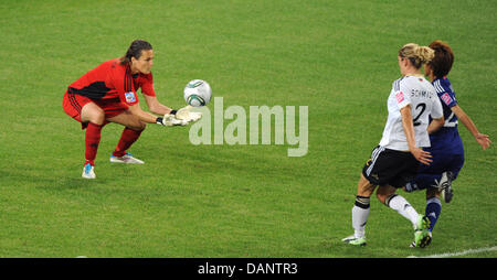 Gardien de l'Allemagne Nadine Angerer (L-R) attrape la balle en face de coéquipier Bianca Schmidt et le mana Iwabuchi pendant les heures supplémentaires dans le match de football quart de finale de la Coupe du Monde féminine de la fifa entre l'Allemagne et le Japon à l'Aréna im Allerpark à Wolfsburg, Allemagne 09 juillet 2011. Photo : Rainer Jensen dpa/lno Banque D'Images