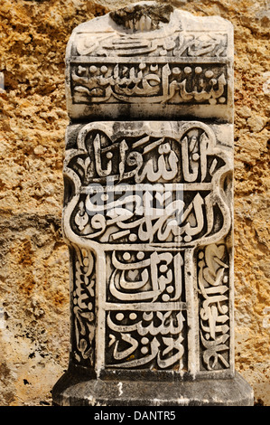 En cour de tombstone vieille mosquée Isabey (14e siècle) à Selçuk, Côte égéenne, Turquie Banque D'Images