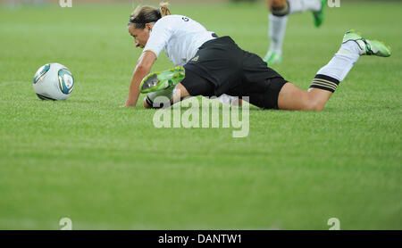 L'Inka Grings envoie le ballon pendant le match de foot final-quater de la Coupe du Monde féminine de la fifa entre l'Allemagne et le Japon à l'Aréna im Allerpark à Wolfsburg, Allemagne, 09 juillet 2011. Le Japon a gagné 1-0.Foto : Hannibal dpa/lni Banque D'Images