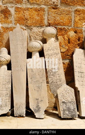 Pierres tombales anciennes dans la cour de mosquée Isabey (14e siècle) à Selçuk, Côte égéenne, Turquie Banque D'Images