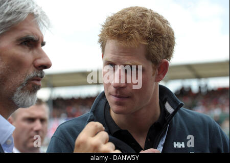 Le Prince Harry de Grande-Bretagne (R) et ancien pilote de Formule 1 Damon Hill ayant un chat dans la grille avant le départ de la course à la piste de course de Silverstone dans le Northamptonshire, Angleterre, 10 juillet 2011. Le Grand Prix de Formule 1 de Grande-bretagne est ronde 9 des 19 courses en 2011. Photo : David Ebener dpa Banque D'Images