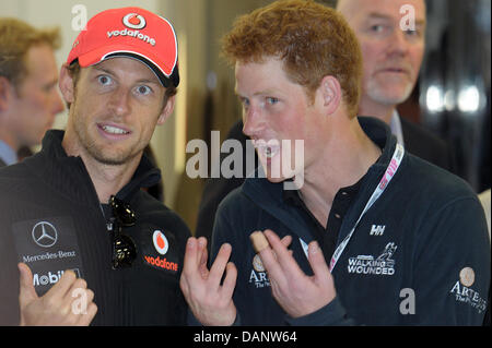 Le Prince Harry de Grande-Bretagne (R) et en pilote de Formule 1 Jenson Button McLaren Mercedes d'avoir un chat dans le garage de McLaren au circuit de Silverstone dans le Northamptonshire, Angleterre, 10 juillet 2011. Le Grand Prix de Formule 1 de Grande-bretagne est ronde 9 des 19 courses en 2011. Photo : David Ebener dpa  + + +(c) afp - Bildfunk + + + Banque D'Images