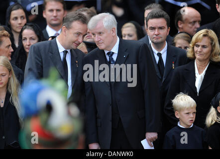 Les deux fils d'Otto von Habsburg, Karl (L) et Georg (de 2 R), ainsi que le Premier Ministre de la Bavière, Horst Seehofer (de 2 L), sa femme Karin (R) et d'autres membres de la famille prendre part à l'Université pontificale du requiem à la Theatine Church à Munich, Allemagne, 11 juillet 2011. Von Habsburg, le fils du dernier empereur d'Autriche et membre du Parlement européen de 1979 à 1999, est mort le Banque D'Images