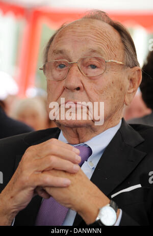 L'ancien ministre allemand des affaires étrangères Hans-Dietrich Genscher assiste à une réception des citoyens à l'occasion du 92e anniversaire de l'ancien président allemand Scheel à Bad Krozingen, Allemagne, 09 juillet 2011. Photo : Patrick Seeger Banque D'Images