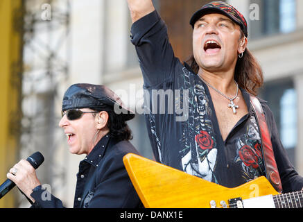 Le chanteur allemand Klaus Meine (L) et le guitariste MATTHIAS JABS (R) du groupe Scorpions joue sur la scène au Classic Open Air Festival sur Gendarmenmarkt à Berlin, Allemagne, 11 juillet 2011. Les Scorpions réalisée en collaboration avec le German Film Orchestra Babelsberg. Photo : Florian Schuh Banque D'Images