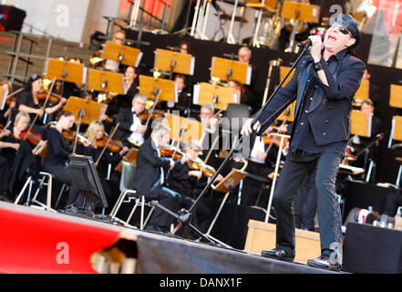 Chanteur Klaus Meine de scorpions et les joue sur la scène au Classic Open Air Festival sur Gendarmenmarkt à Berlin, Allemagne, 11 juillet 2011. Les Scorpions réalisée en collaboration avec le German Film Orchestra Babelsberg. Photo : Florian Schuh Banque D'Images