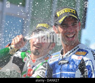 Marco Melandri de l'Italie, à droite, jusqu'à gagner la course de la 8e manche du Championnat du Monde Superbike comme son compatriote Max Biaggi, Carlos Checa et centre de l'Espagne, à gauche, le suivre à Brno, en République tchèque, le dimanche, 10 juillet, 2011. Biaggi s'est classée deuxième, Checa s'est classé troisième. (CTK Photo/Igor Zehl) Banque D'Images