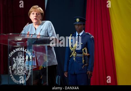 La chancelière allemande Angela Merkel s'adresse aux élèves dans un discours prononcé à l'Université de Nairobi à Nairobi, Kenya, 12 juillet 2011. Merkel est titulaire d'entretiens politiques au Kenya et prononce un discours à l'Université de Nairobi. Dans la soirée, Mme Merkel va continuer ses voyages en Angola et au Nigeria. Photo : MICHAEL KAPPELER Banque D'Images