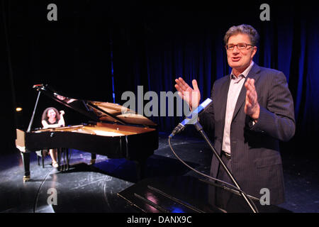 L'auteur Roger Willemsen et pianiste Olena Kushpler Répéter pour un concert à l''Musicaux-littéraire world tour' à Ernst-Deutsch-Theatre à Hambourg, Allemagne, 12 juillet 2011. Le concert a lieu dans le Schleswig-Holstein Music Festival (SHMF). Photo : Bodo Marks Banque D'Images