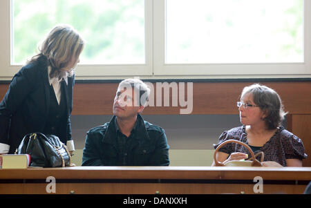 Les parents de Mirco, Sandra(R) et Reinhard S. (C), parler d'avocat Gabriele Reinartz à la poursuite de la soi-disant "irco-procès" au tribunal de district de Krefeld, Allemagne, 14 juillet 2011. Dix mois après la mort de 10 ans Mirco de Grefrath, le défendeur l'Olaf a avoué le meurtre de H. le garçon. Photo : Roland Weihrauch Banque D'Images